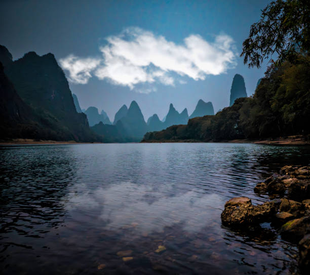 de beaux rochers, une belle rivière et de beaux endroits - yangshuo photos et images de collection