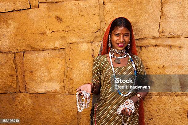 Indiano Vendita Souvenirs Donna - Fotografie stock e altre immagini di Adulto - Adulto, Allegro, Ambientazione esterna