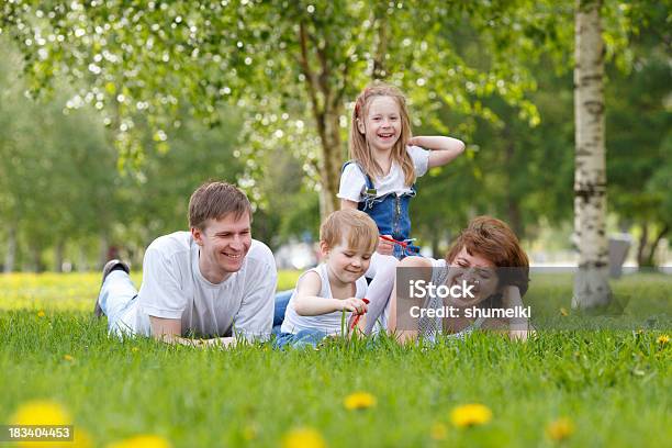 Famiglia Allaperto - Fotografie stock e altre immagini di 2-3 anni - 2-3 anni, Abbigliamento casual, Adulto