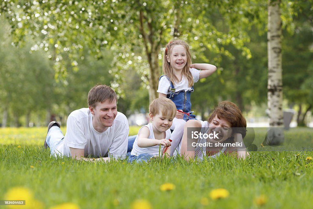 Família ao ar livre - Foto de stock de 2-3 Anos royalty-free