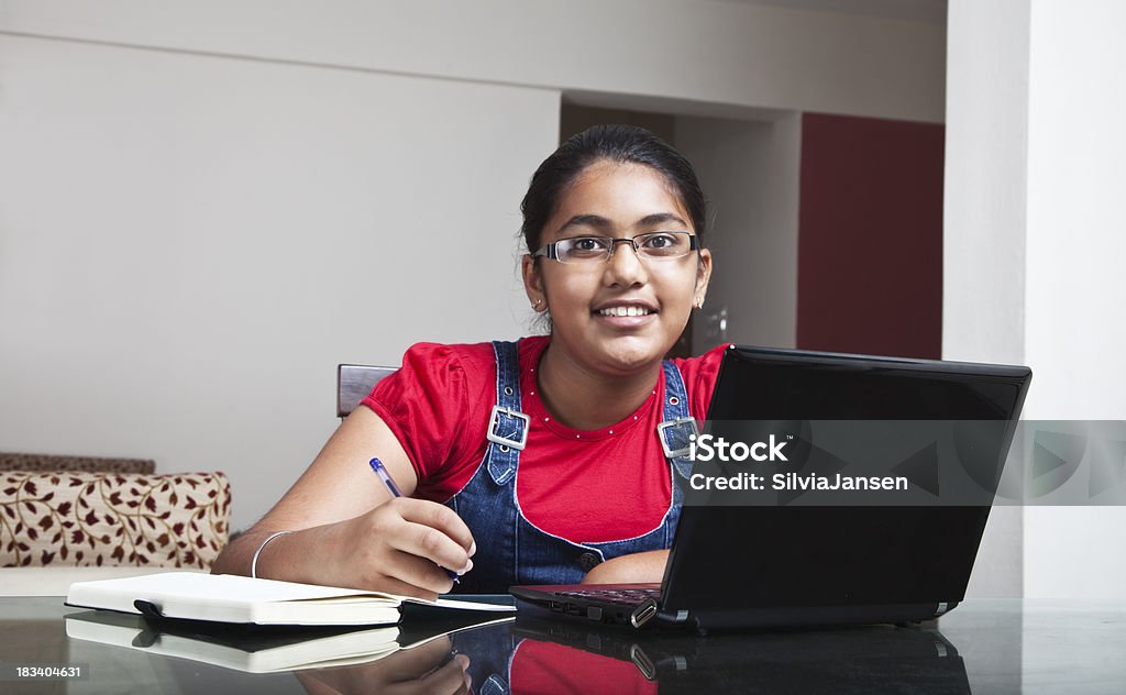Adolescente indiano e laptop - Foto stock royalty-free di Ragazze adolescenti