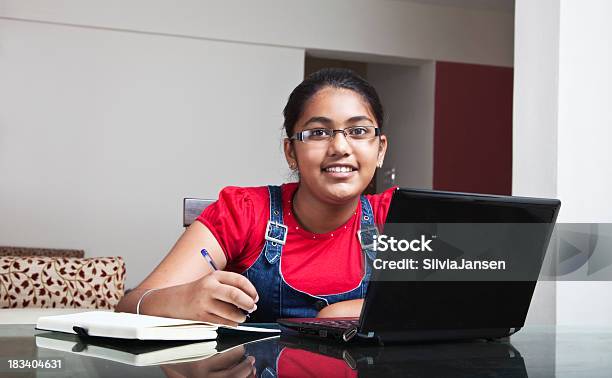 Adolescente Indiano E Laptop - Fotografie stock e altre immagini di Ragazze adolescenti - Ragazze adolescenti, Computer portatile, Popolazione indiana