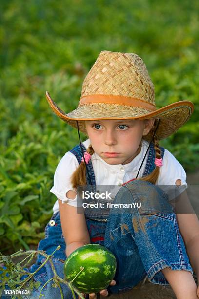 Kleines Mädchen Mit Wassermelone Field Stockfoto und mehr Bilder von Abnehmen - Abnehmen, Agrarbetrieb, Bildhintergrund