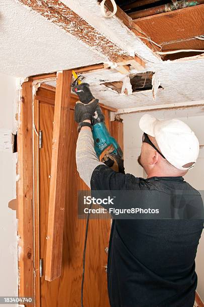 Guy Cortar Com Serra - Fotografias de stock e mais imagens de Ampliação da Casa - Ampliação da Casa, Artesão, Bricolage