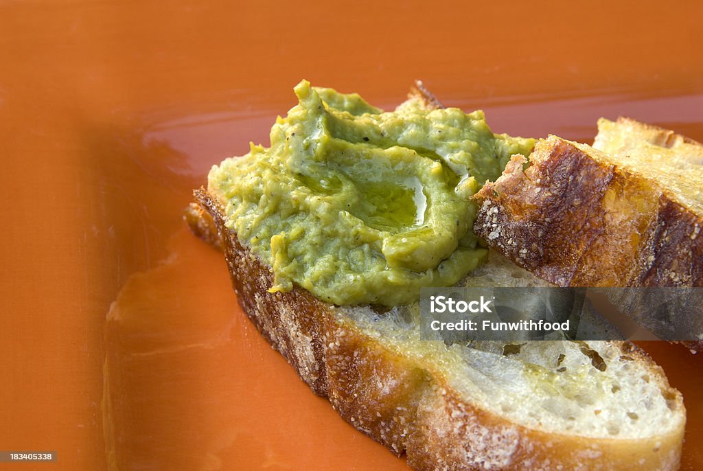 Guisante puré Crostini fresco aperitivo, comida vegetariana & Sándwich de vegetales - Foto de stock de Aceite de oliva libre de derechos