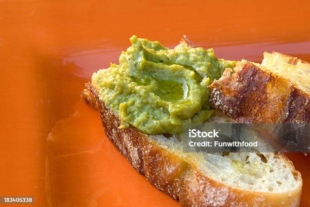 Puré De Ervilha Verde Fresco Crostini Entrada Pratos Vegetarianos Sanduíche De Legumes - Fotografias de stock e mais imagens de Alho