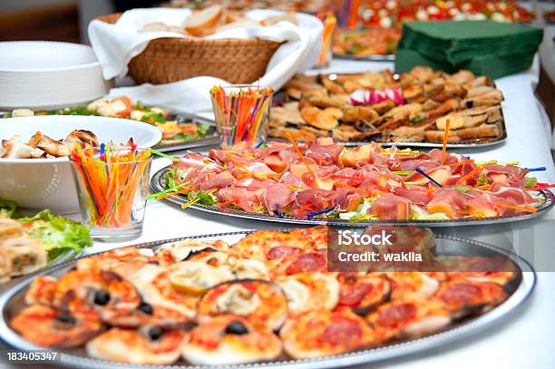 Tipo Bufé Con Colores Foto de stock y más banco de imágenes de Industria alimentaria - Industria alimentaria, Oficio de hostelería, Fiesta