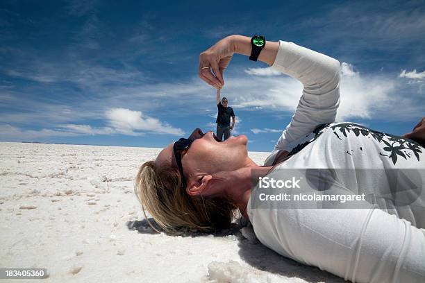 Fantasia Ilusão Divertirse Em Salt Flats - Fotografias de stock e mais imagens de Humor - Humor, Ilusão, Deserto