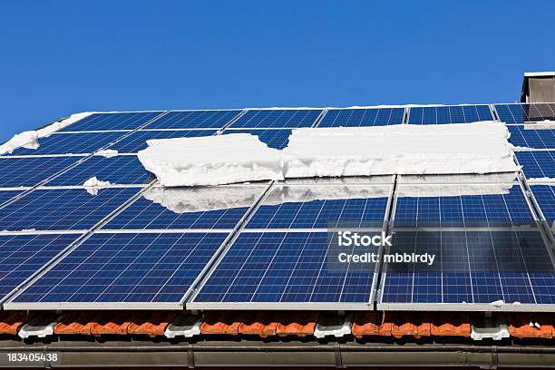 Panele Słoneczne Na Dachu - zdjęcia stockowe i więcej obrazów Energia słoneczna - Energia słoneczna, Zima, Bez ludzi