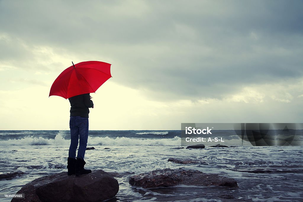 Jeune fille rêvant sur la plage - Photo de Parapluie libre de droits