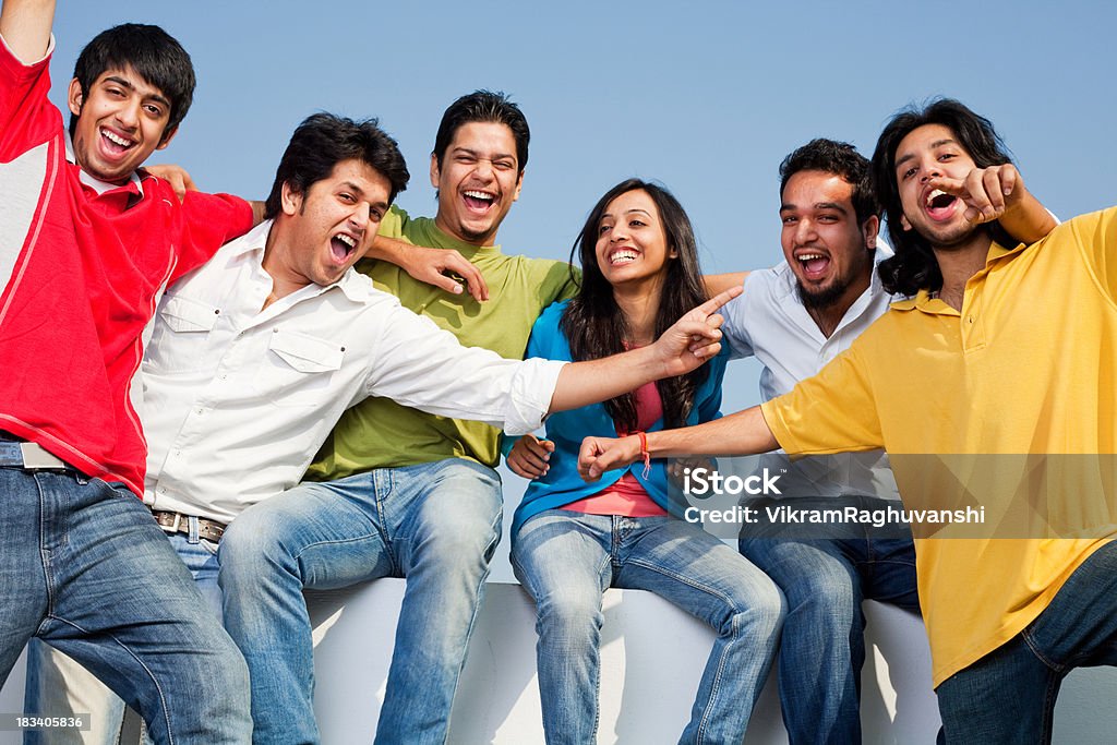 Allegro gruppo di sei amici felici indiano maschio che femmina - Foto stock royalty-free di 18-19 anni