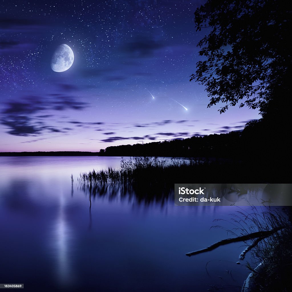 Scatto notturno di lago - Foto stock royalty-free di Luna