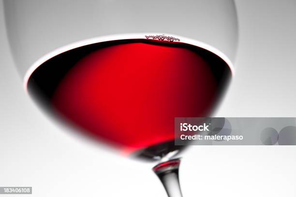 Szkło Z Czerwonego Wina - zdjęcia stockowe i więcej obrazów Zbliżenie - Zbliżenie, Wino, Czerwone wino
