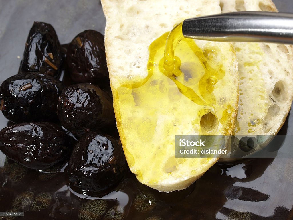 Pan con aceite de oliva y de aceitunas - Foto de stock de Aceite de oliva libre de derechos