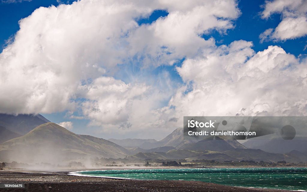 Playa y montañas de Kaikoura - Foto de stock de Azul libre de derechos