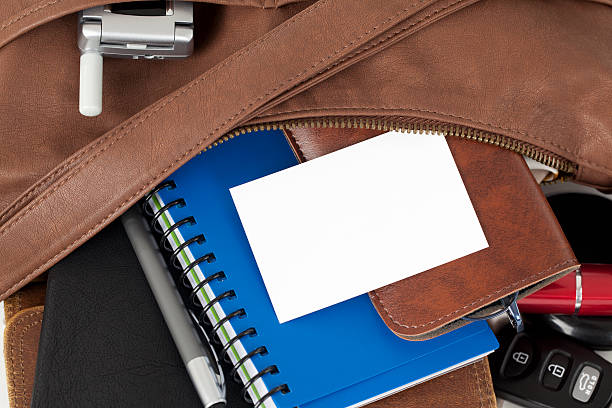bolso de cuero y en blanco tarjeta de negocio - change purse purse clutch bag red fotografías e imágenes de stock