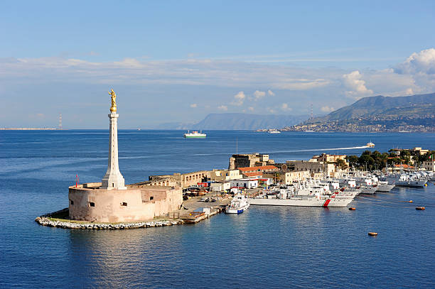 porto di messina - messina foto e immagini stock