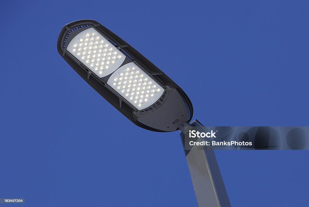 Lumières LED Streetlight contre un ciel bleu clair - Photo de Lampe LED libre de droits