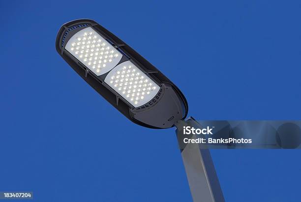 Photo libre de droit de Lumières Led Streetlight Contre Un Ciel Bleu Clair banque d'images et plus d'images libres de droit de Lampe LED - Lampe LED, Éclairage public, Équipement d'éclairage