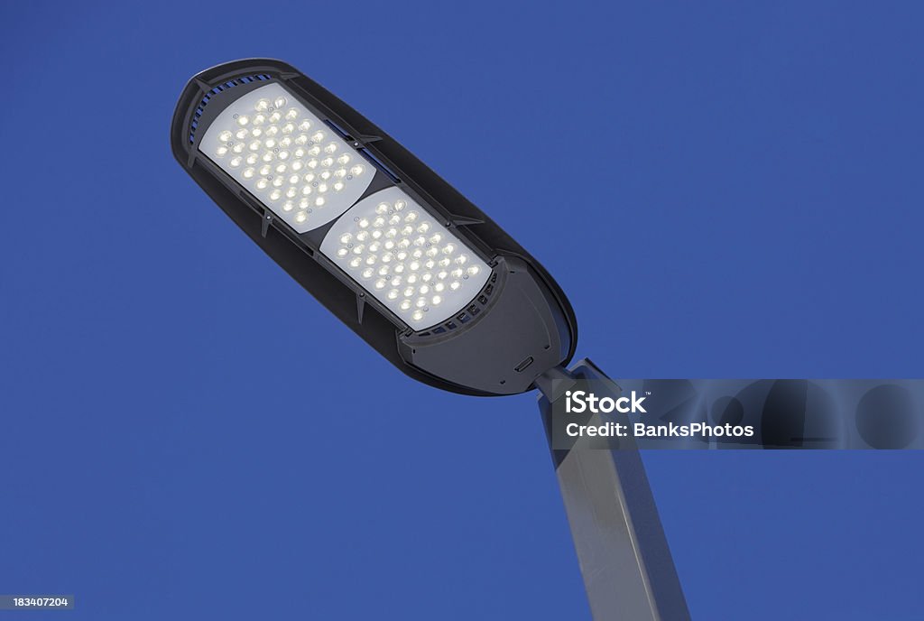 Illuminazione LED Streetlight contro un cielo azzurro - Foto stock royalty-free di Luce LED