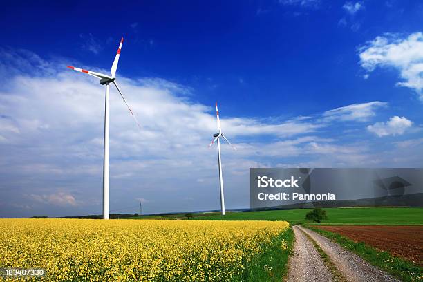 Turbina De Viento En El Cielo Foto de stock y más banco de imágenes de Aerogenerador - Aerogenerador, Agricultura, Aire libre