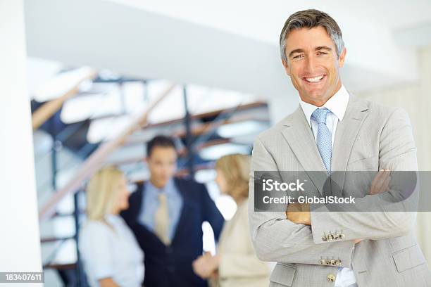 Foto de Executivo Sorrindo Com Braços Cruzados e mais fotos de stock de 40-49 anos - 40-49 anos, Administrador, Adulto