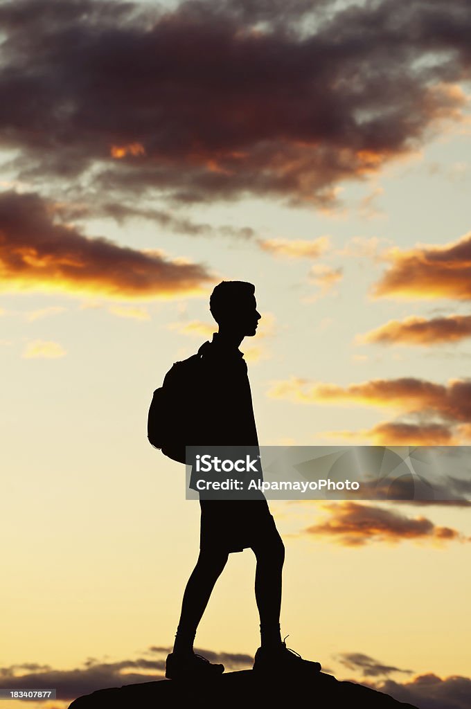 Wanderer auf dem Gipfel des Berges, nach Sonnenuntergang-II - Lizenzfrei Der Weg nach vorne Stock-Foto