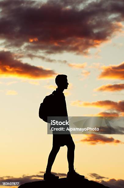 Wanderer Auf Dem Gipfel Des Berges Nach Sonnenuntergangii Stockfoto und mehr Bilder von Der Weg nach vorne