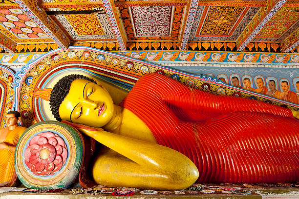 anuradhapura isurumuniya templo de sri lanka - reclining buddha fotografías e imágenes de stock