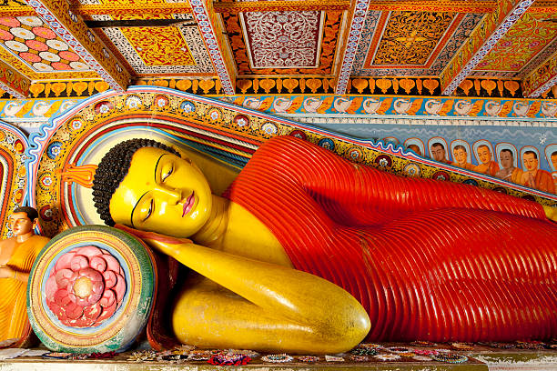 tempio di sri lanka isurumuniya anuradhapura - reclining buddha foto e immagini stock