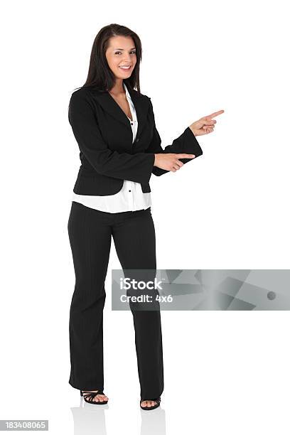 Geschäftsfrau Zeigt Präsentation Stockfoto und mehr Bilder von Anzug - Anzug, Attraktive Frau, Blick in die Kamera