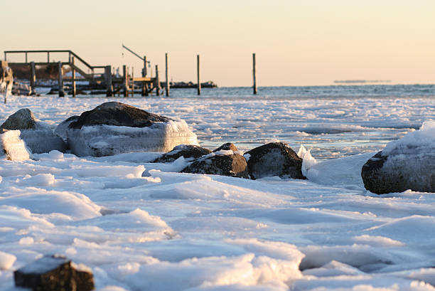 自然：冬季と雪 - snow winter coastline sunrise ストックフォトと画像