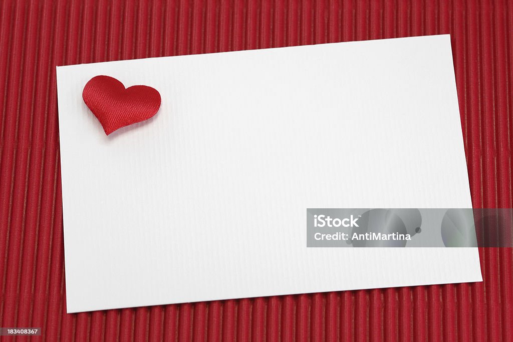 Поздравительная открытка с сердцем на Красный фон - Стоковые фото Без людей роялти-фри