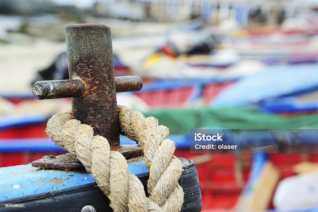 Seil in der bow/vor alte Angeln Boot - Lizenzfrei Anker werfen Stock-Foto