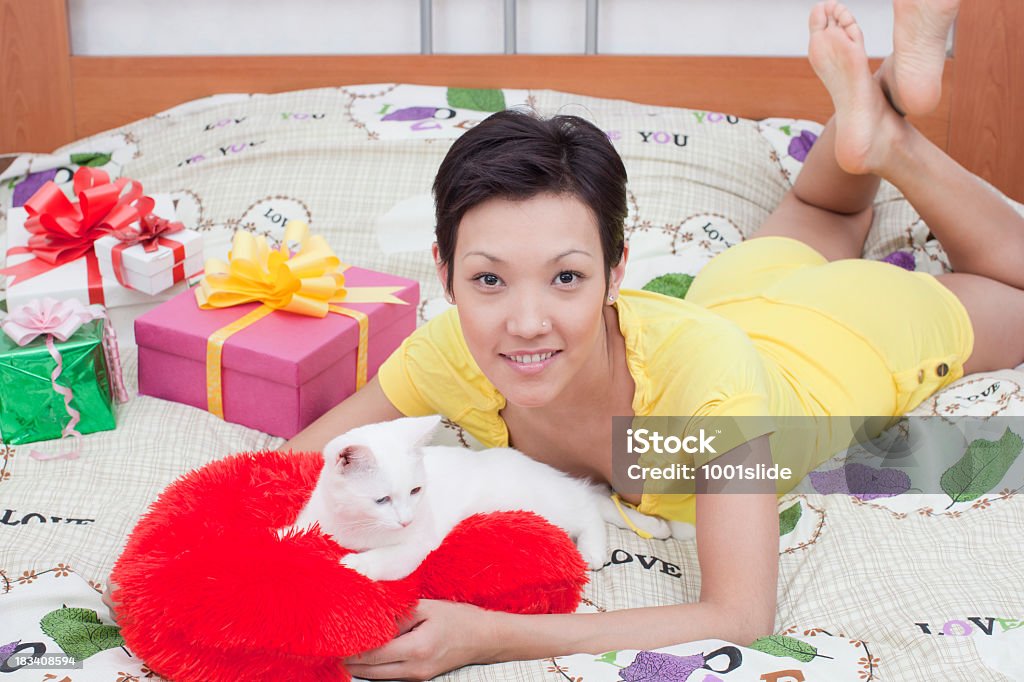 Gato e mulher na cama com o amor - Foto de stock de Aconchegante royalty-free