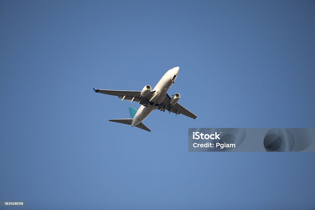 Avion volant dans le ciel bleu - Photo de Avion libre de droits