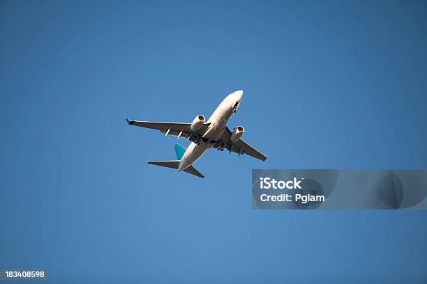 Voar De Avião Em Um Céu Azul - Fotografias de stock e mais imagens de Ao Ar Livre - Ao Ar Livre, Avião, Azul