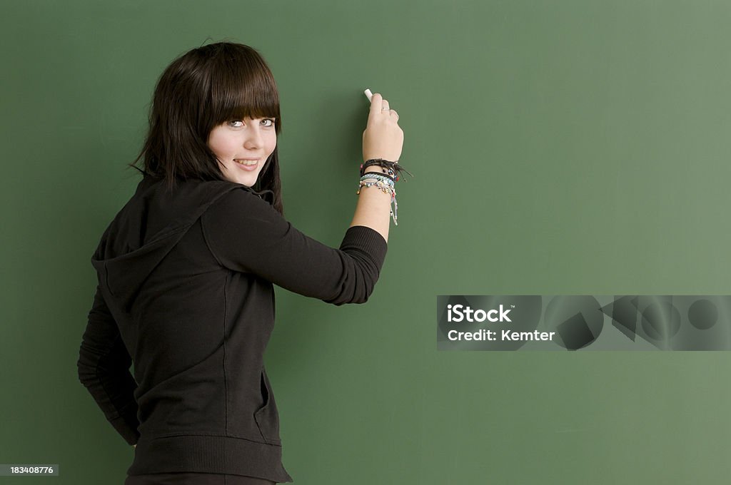 미소 학생 쓰기 on blackboard - 로열티 프리 칠판 스톡 사진
