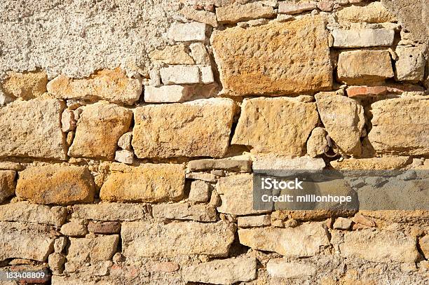 Danneggiato Muro Di Mattoni - Fotografie stock e altre immagini di A forma di blocco - A forma di blocco, Ambientazione esterna, Architettura