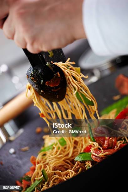 Vorbereitung Stirfried Noodles Stockfoto und mehr Bilder von Asiatische Nudeln - Asiatische Nudeln, Das Leben zu Hause, Eine Person