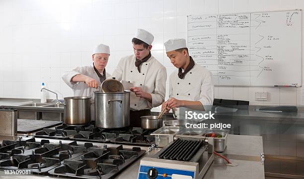 Photo libre de droit de Les Chefs À Lœuvre Dans La Cuisine Du Restaurant banque d'images et plus d'images libres de droit de Chef cuisinier - Chef cuisinier, Remuer, Adulte