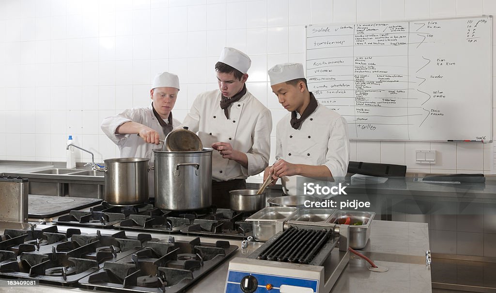 chefs trabalhando na cozinha do restaurante - Foto de stock de Chef de cozinha royalty-free