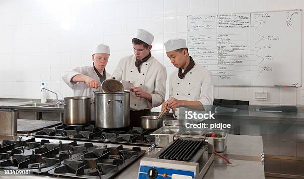 Foto de Chefs Trabalhando Na Cozinha Do Restaurante e mais fotos de stock de Chef de cozinha - Chef de cozinha, Mexer, Adulto