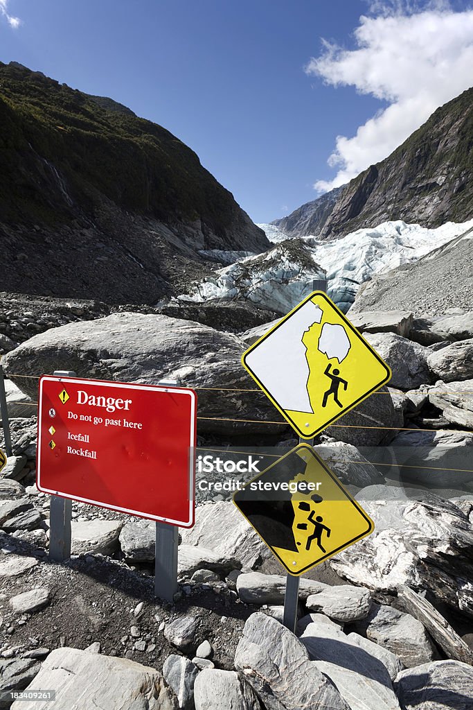 Предупреждающие знаки на Franz Josef Glacier, Новая Зеландия - Стоковые фото Без людей роялти-фри