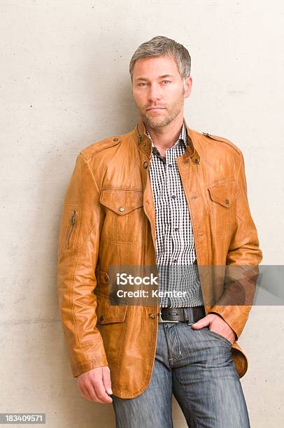 Photo libre de droit de Homme Sappuyant Sur Le Mur banque d'images et plus d'images libres de droit de Cheveux gris - Cheveux gris, Hommes, Marron - Couleur