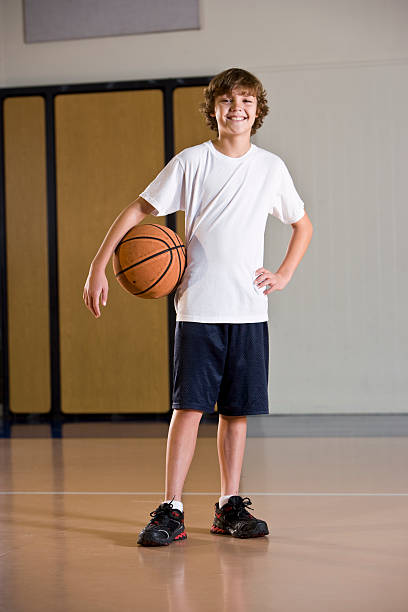 menino em aulas de ginástica segurando basquetebol - sc0460 imagens e fotografias de stock