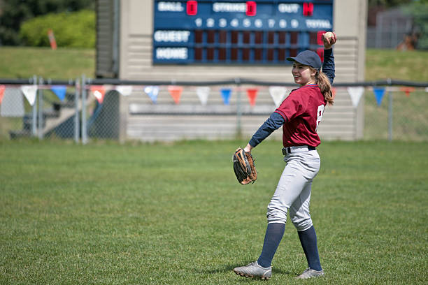 baseball si riscalda per la partita (con tabellone segnapunti dietro - softball baseball glove sports equipment outdoors foto e immagini stock