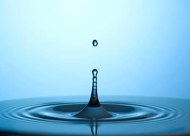 gota de agua en azul - ripple nature water close to fotografías e imágenes de stock