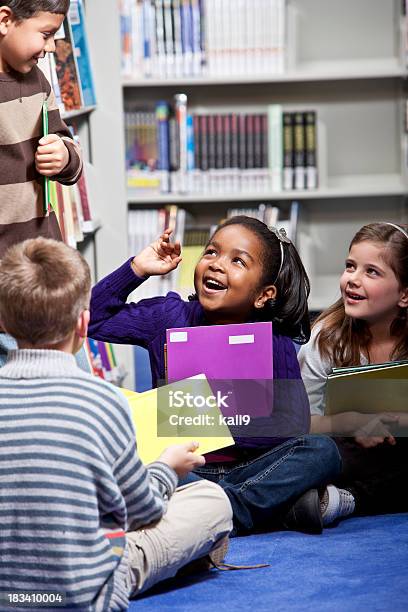 Foto de Grande Grupo De Crianças Na Biblioteca e mais fotos de stock de Biblioteca - Biblioteca, Criança, Livro