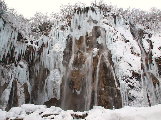 cachoeira de inverno - plitvice lakes national park croatia winter sparse - fotografias e filmes do acervo